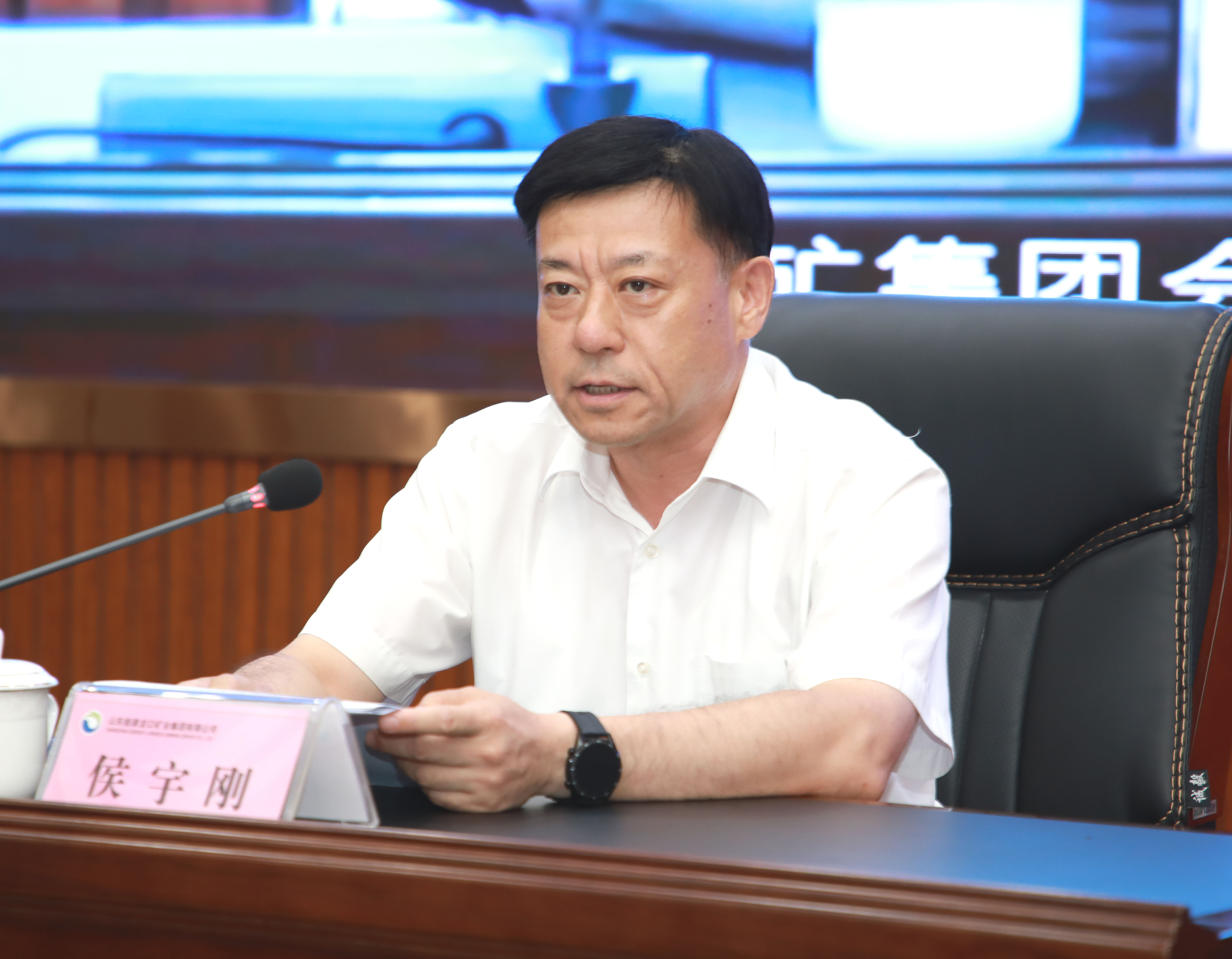 侯宇刚主持宣讲报告会