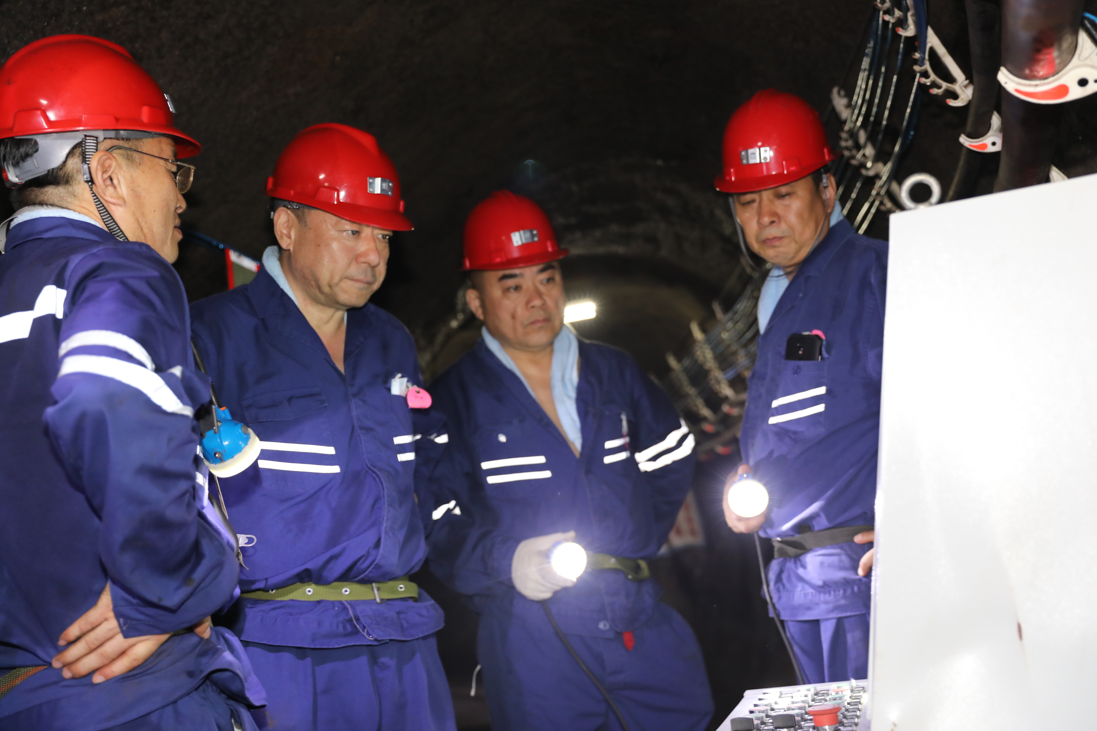 侯宇刚到梁家煤矿督导安全生产工作-龙矿集团