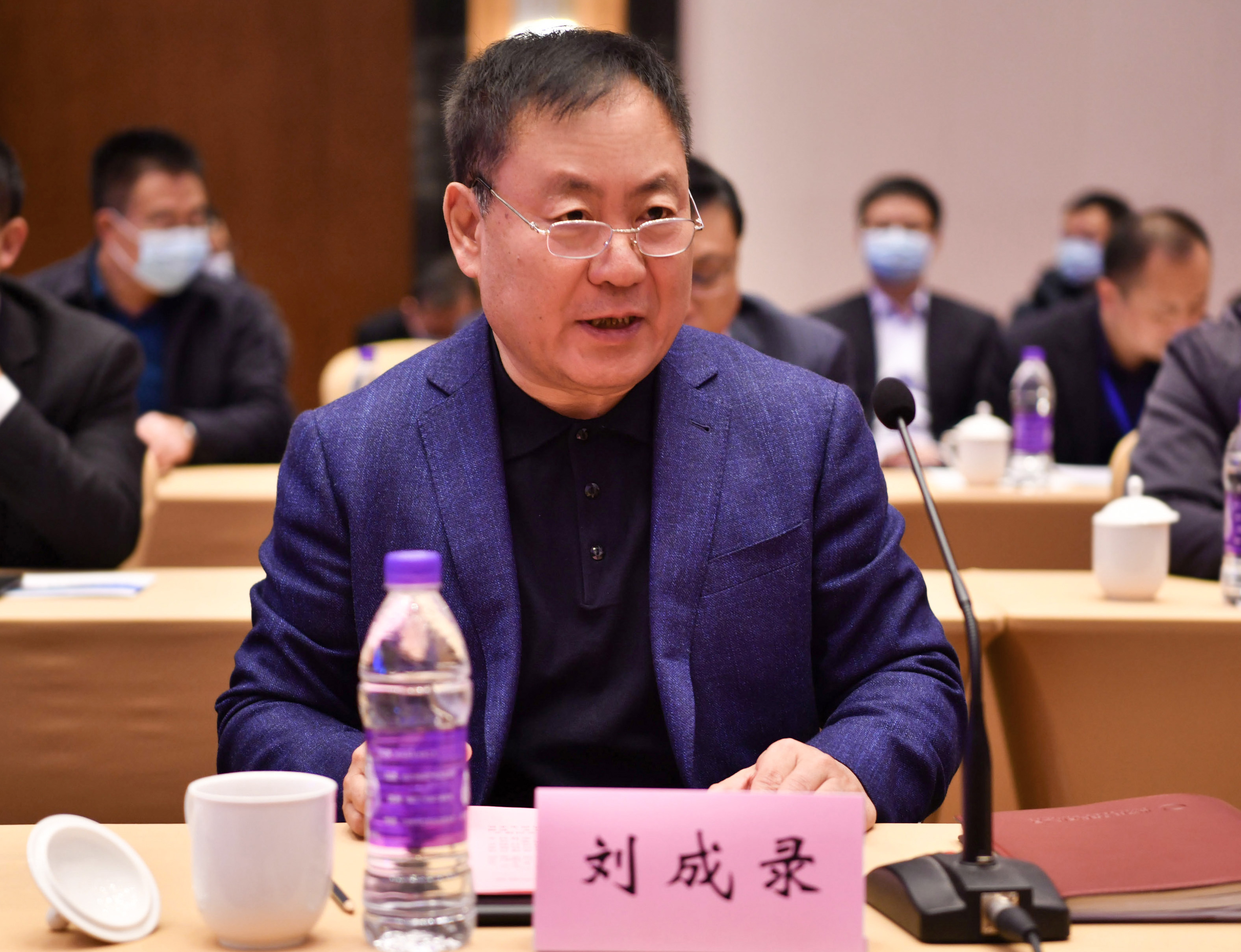 刘成录代表能源集团对出席订货会的各位领导,嘉宾表示热烈欢迎.